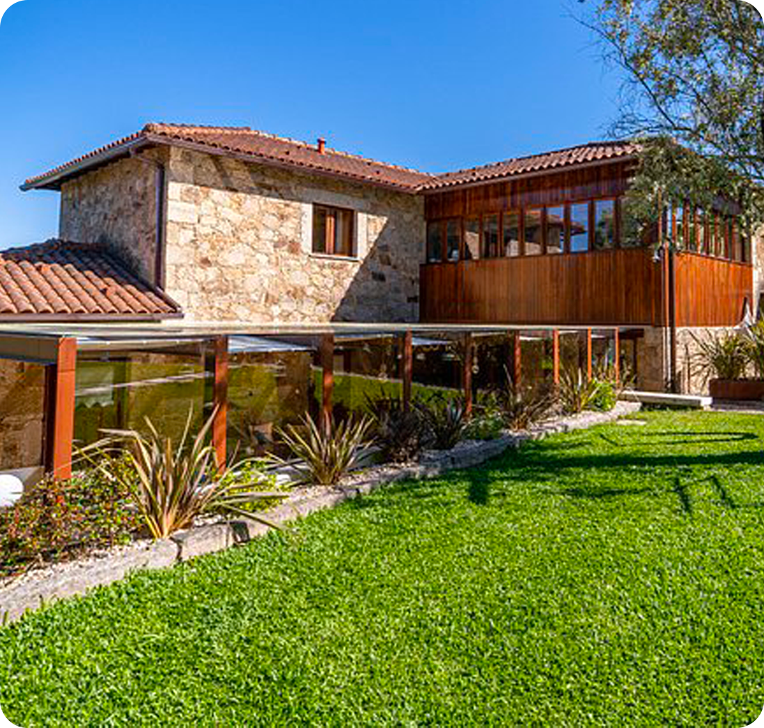 Exterior das Casas Casal do Carvalhal com jardim e casas em pedra