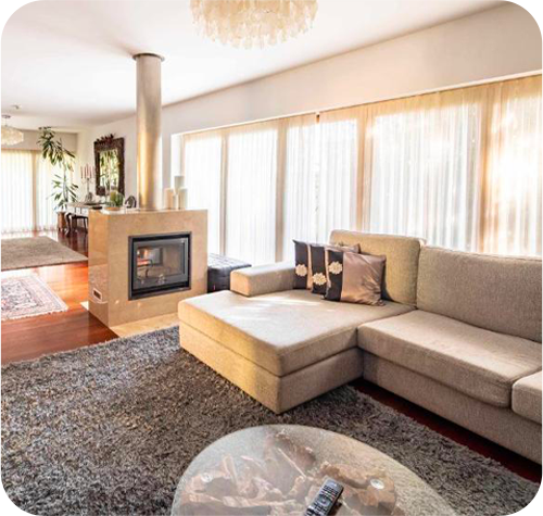 Sala de estar em pedra com lareira